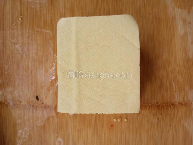 原汁豆腐一块洗净