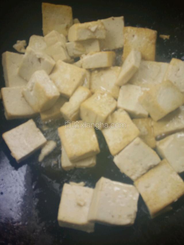 豆腐进油锅煎一下