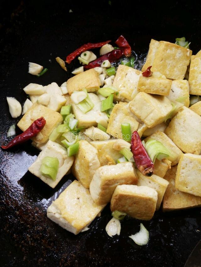 加入葱蒜辣椒