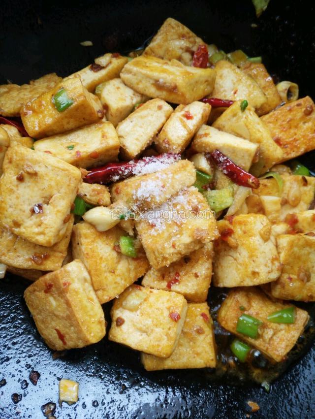 加入老抽 盐 糖 豆瓣酱