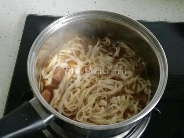 炖牛肉汤汁中加入面条，生抽盐。
