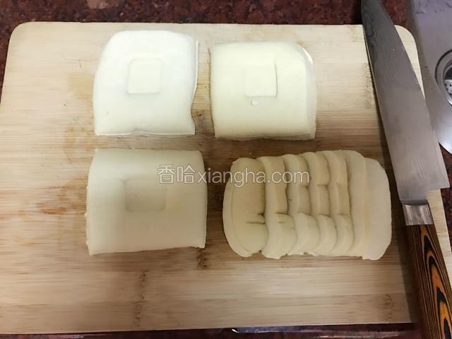 如图，豆干切成片，大概一指厚薄。