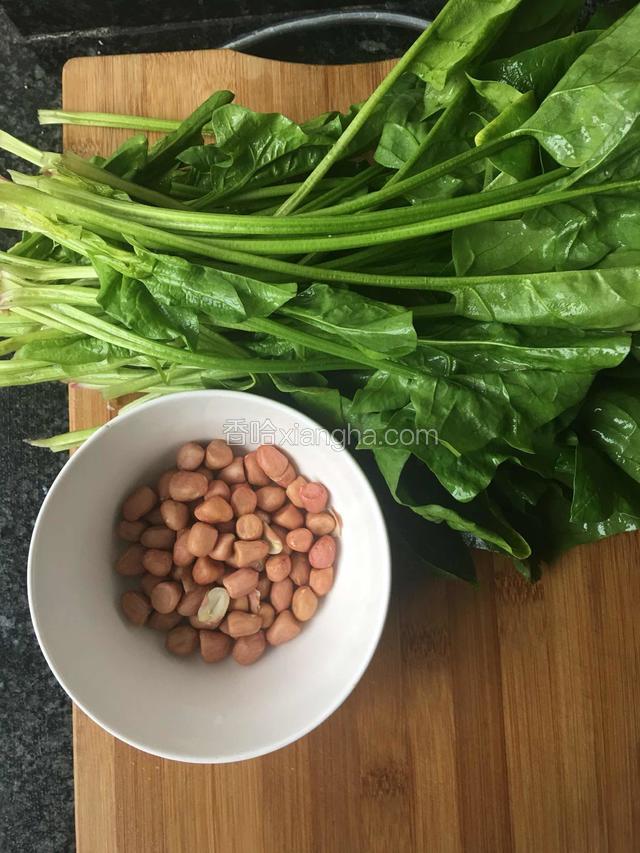 准备主料，菠菜洗干净。