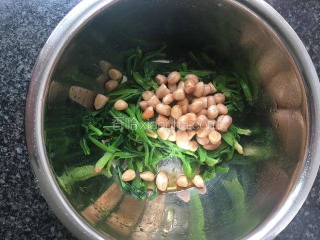 菠菜挤去水分，花生捞出放一起，撒上盐，十三香，倒入适量热油。