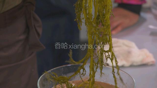 雪里蕻的叶子下油锅炸至酥脆备用