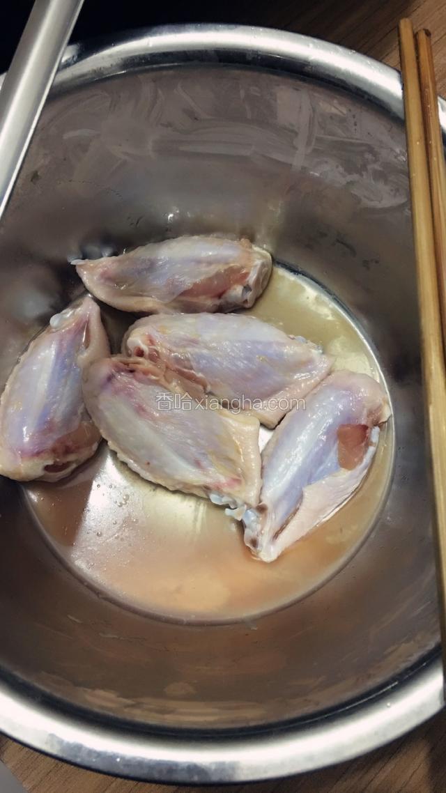 把雞翅洗乾淨放到盆裡（我的雞翅剛開始忘記拍了，所以就只有5個）