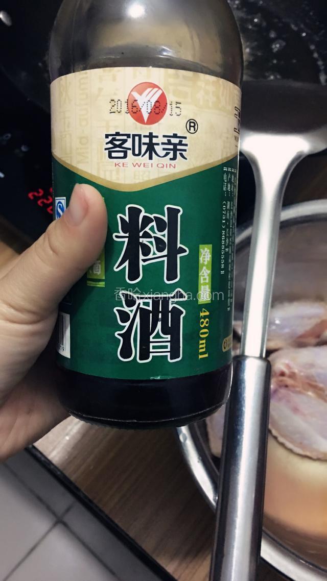 攪拌均勻后放入兩勺料酒，繼續攪拌均勻，放入料酒主要是為了讓雞翅去腥味也可以不放，（我放的兩勺是用普通的不銹鋼勺）