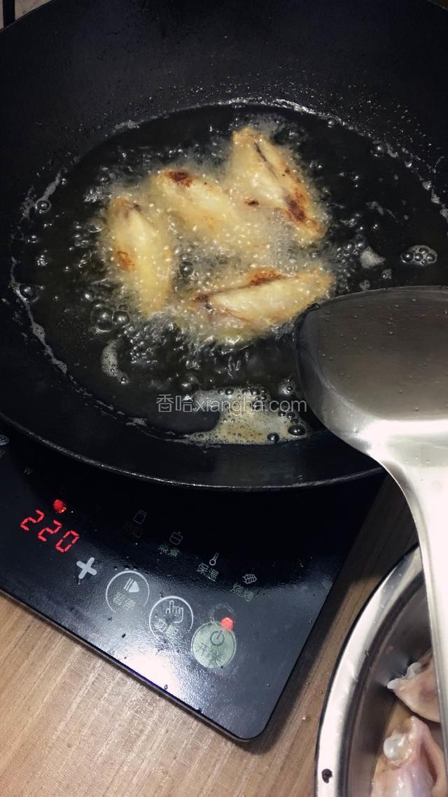 炸至雞翅外皮金黃，翻轉另外一面（如圖所示）