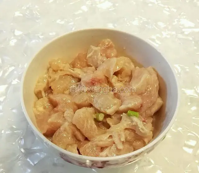 鸡块里加入少量葱段，料酒和胡椒粉，适量玉米淀粉拌匀腌制10分钟。