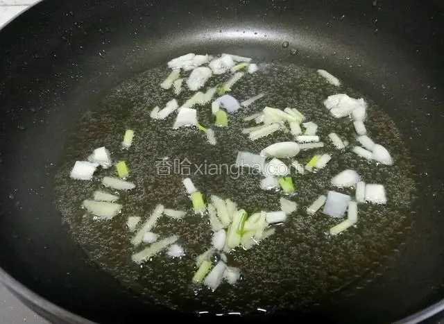 锅里留底油，加入姜蒜煸炒出香味。