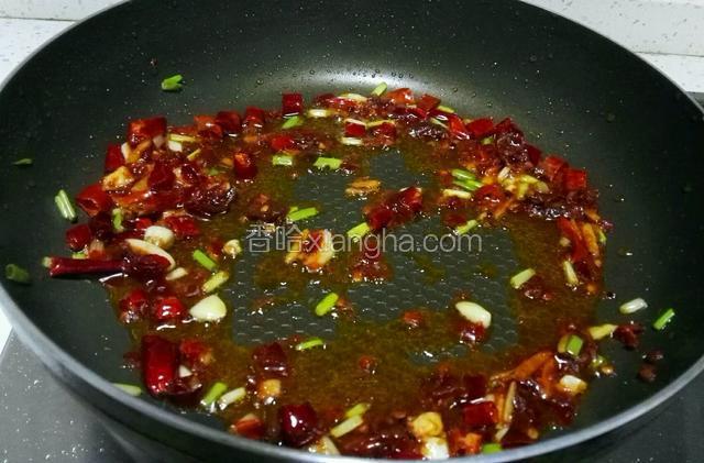 加入一小勺郫县豆瓣酱，炒出红油。