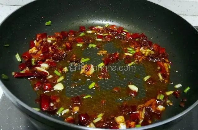 加入一小勺郫县豆瓣酱，炒出红油。