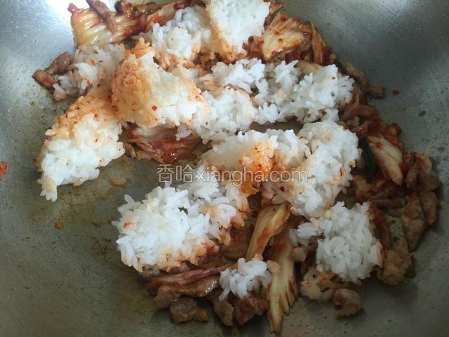 放入米饭炒散。