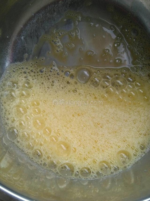 鸡蛋里加入少许盐，几滴柠檬汁，白糖的三分之一，用电动打蛋器打发至起大泡后再加入另外三分之一的白糖继续打发