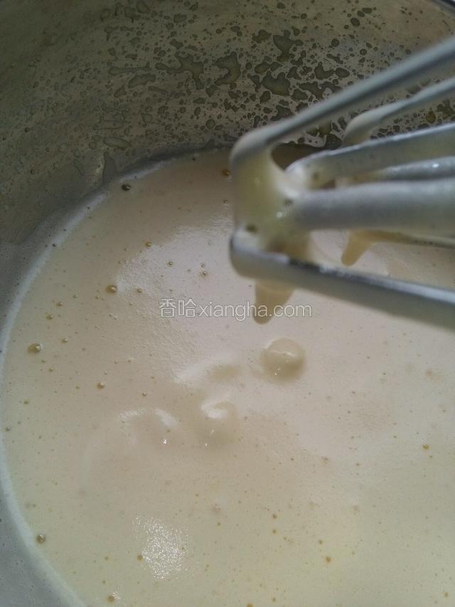 待拿起打蛋器，看见滴落蛋液时不易掉下来即可