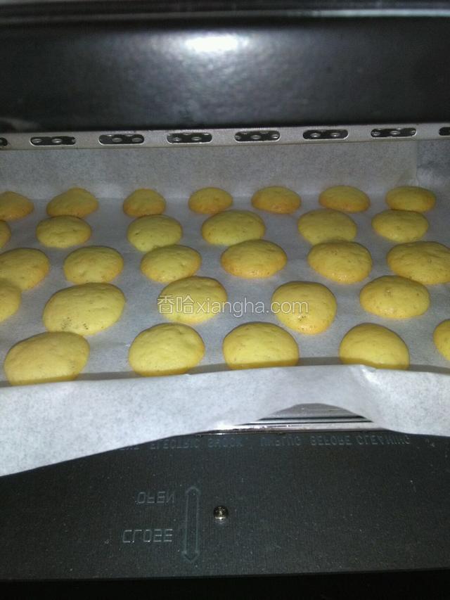 时间到，第一炉鸡仔饼出炉了