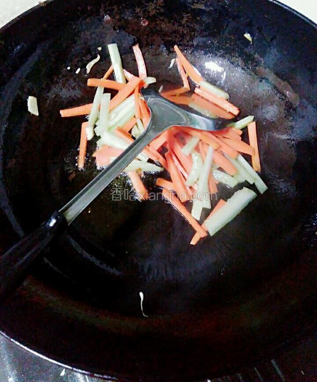 放入西芹。