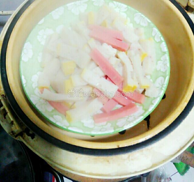 取出鱼糕。