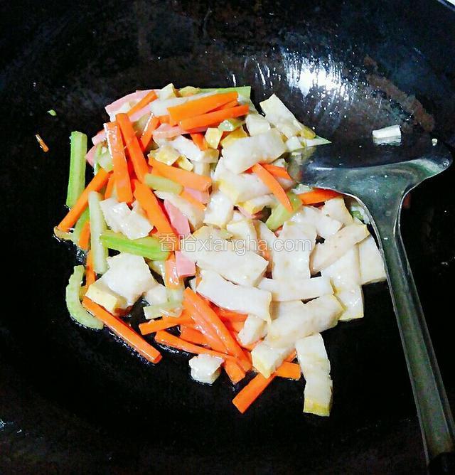 倒入鱼糕放入盐！生抽，鸡精，耗油料酒翻炒均匀炒一分钟关火。