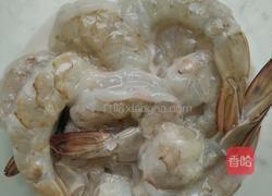 金丝沙拉凤尾虾的做法图解2