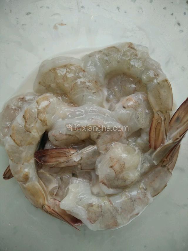 去除虾壳和虾线，留虾尾，放适量的盐和淀粉腌制10分钟