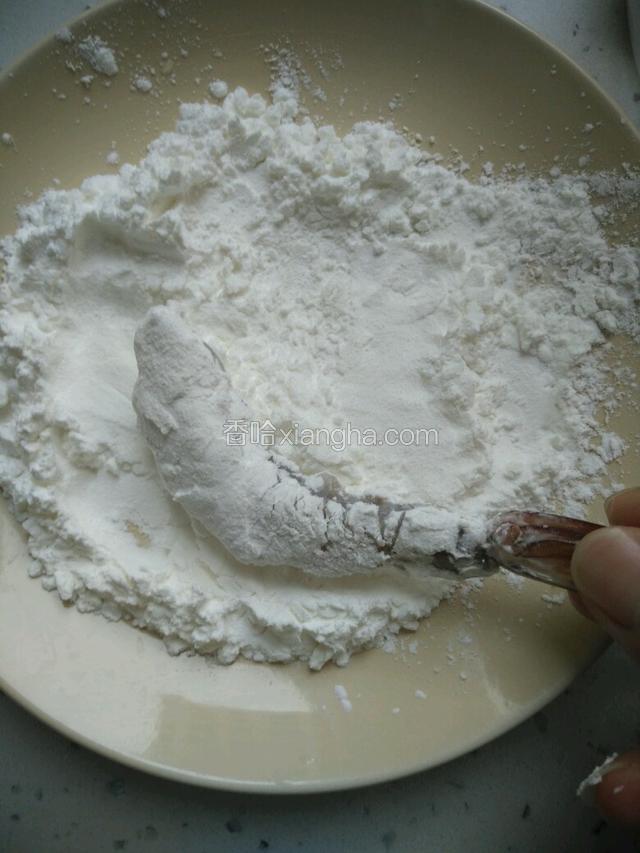取一个虾仁放到干淀粉上均匀裹好