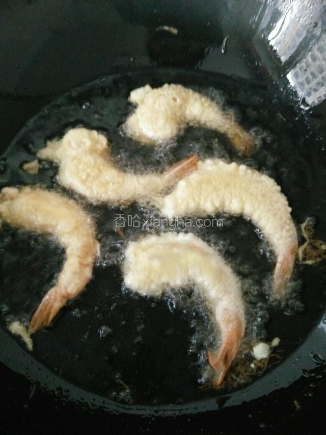 油温5成热下入虾仁炸制