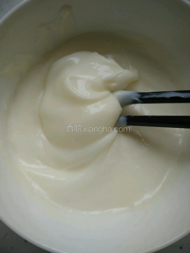 把沙拉酱和炼奶放到容器中拌匀