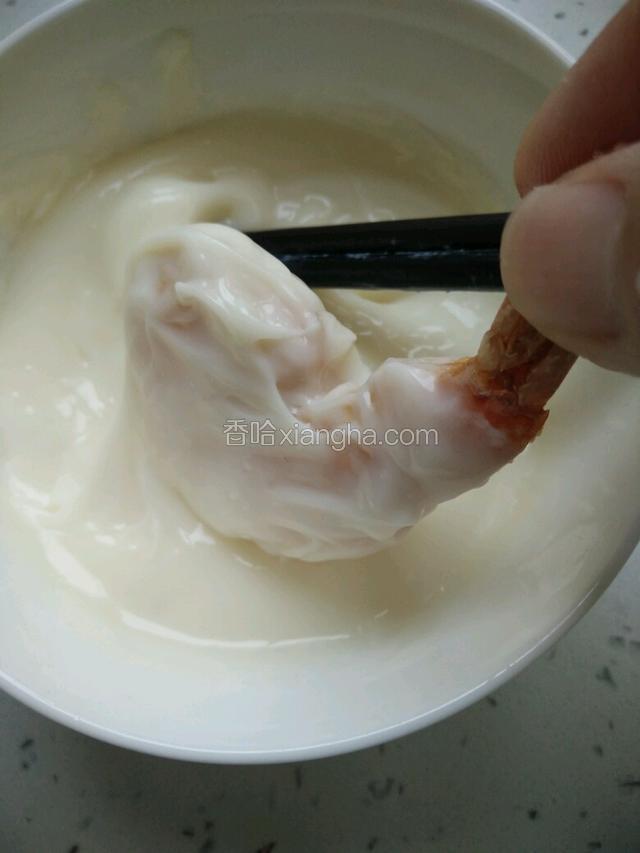 取一个炸好的虾仁裹上调好的沙拉酱