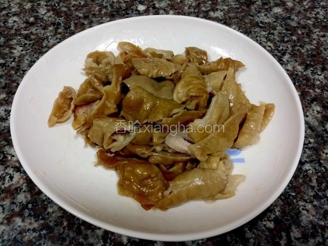把里面的油撕去。不一定撕那么干净，有一点点还是可以的。