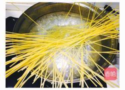 吞拿鱼意面的做法图解1