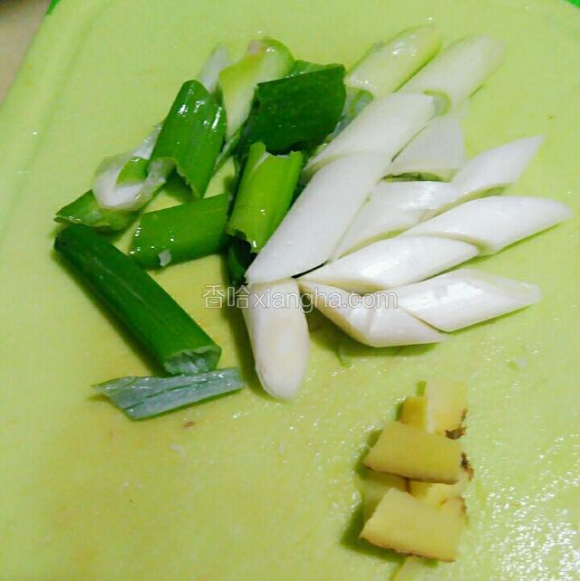 将大葱姜切好备用。