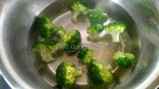 锅加水烧开，加一小勺盐，放西兰花焯两分钟，捞出过凉。