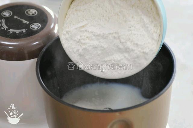 除黄油外，面包体材料放在和面机搅拌，先低速混合