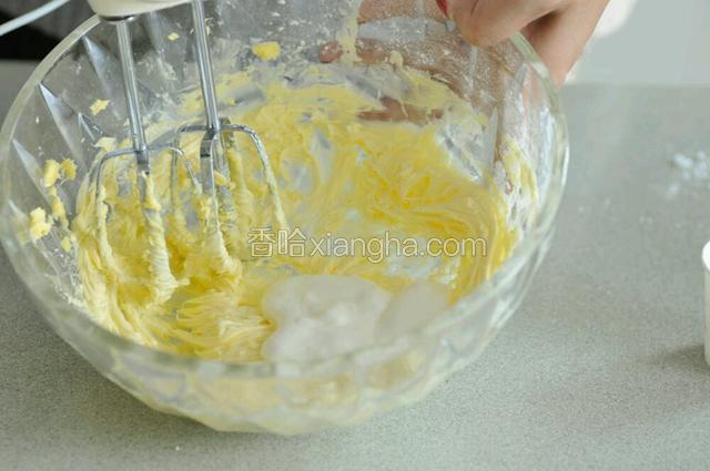 酸奶奶油霜: 黄油打散，加入糖粉，电动打蛋器打发黄油至体积变大，颜色变浅，分次加入酸奶