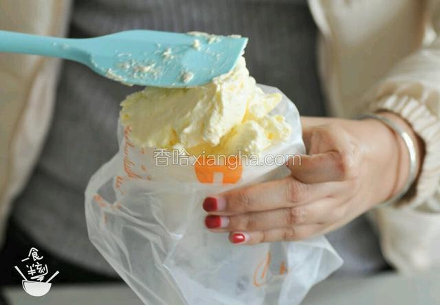 将奶油霜装在裱花袋里