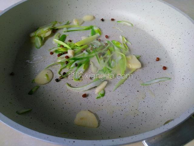 再将葱花，蒜片一起下锅煸香一分钟，注意火候别煸糊喽！