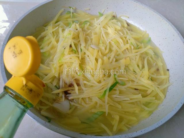 翻炒土豆丝透明状加适量热水，倒上料酒一勺，米醋半勺多，（汤勺）