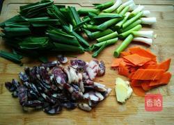 腊肠炒青蒜的做法图解1