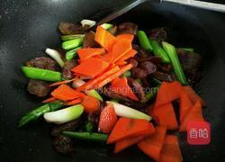 腊肠炒青蒜的做法图解5