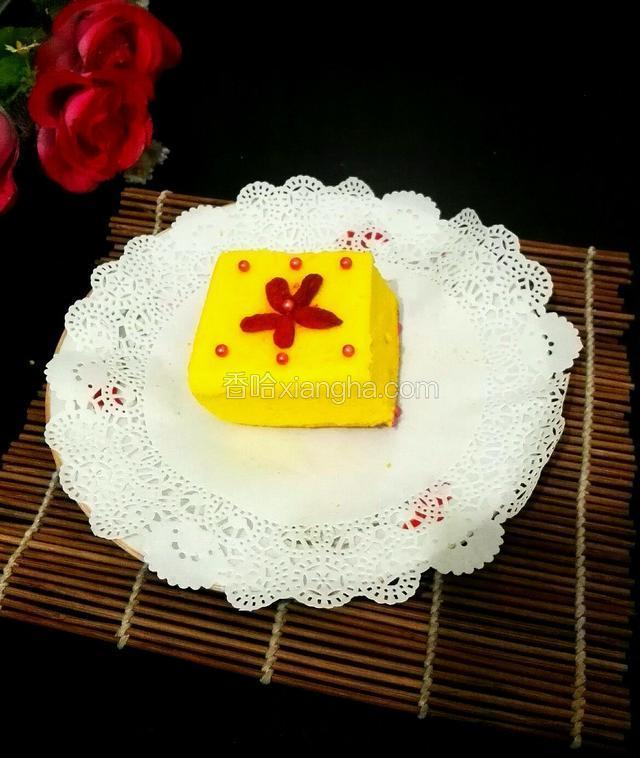 切成小块，放上几颗糖珠和枸杞，也是很美味