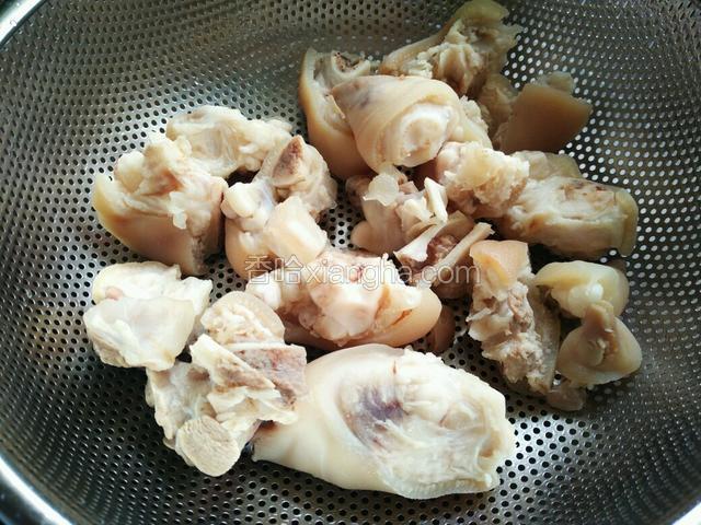 猪爪洗干净后，放在漏篮里沥干水分。