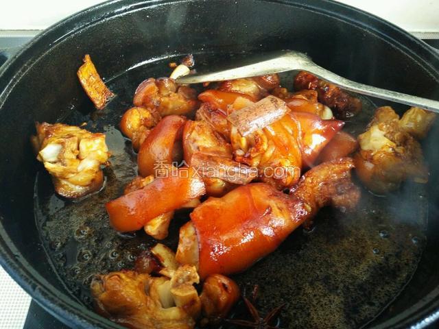 加入一锅铲料酒一锅铲酱油，煸炒片刻。