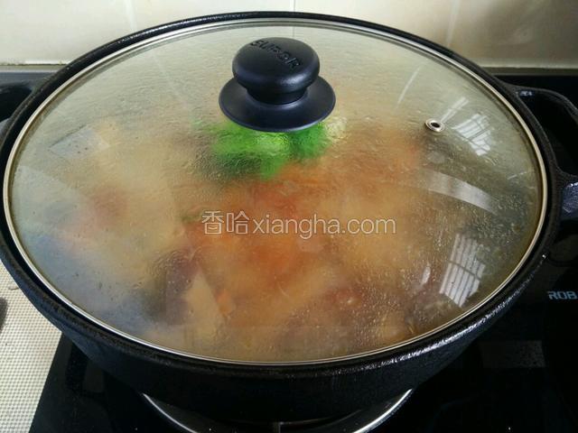 转小火炖煮一个半小时。中途可翻动一两次，入味更均匀。