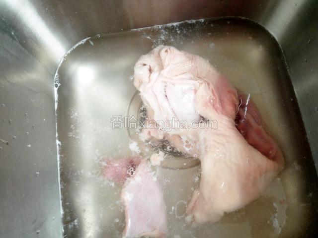 猪肚先加盐水泡两个小时