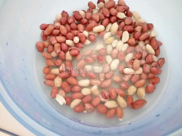 花生米用水泡半小时皮就可以拨掉了