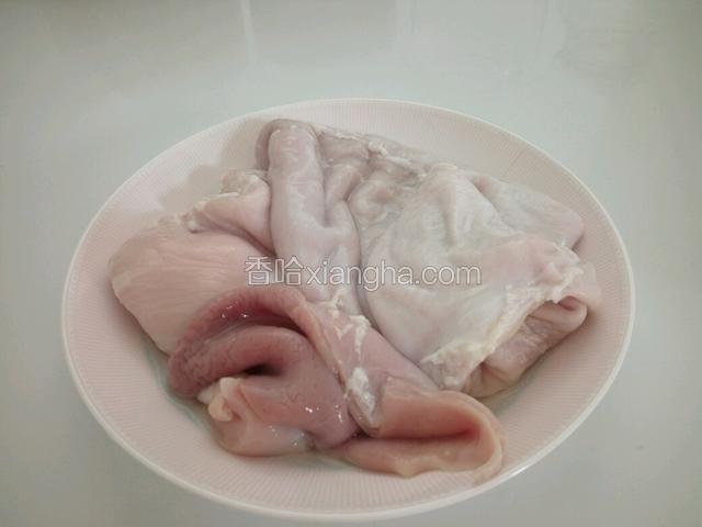 泡好的猪肚里外都洗干净装盘