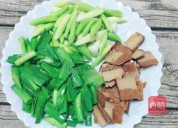 腊肉炒青蒜的做法图解1