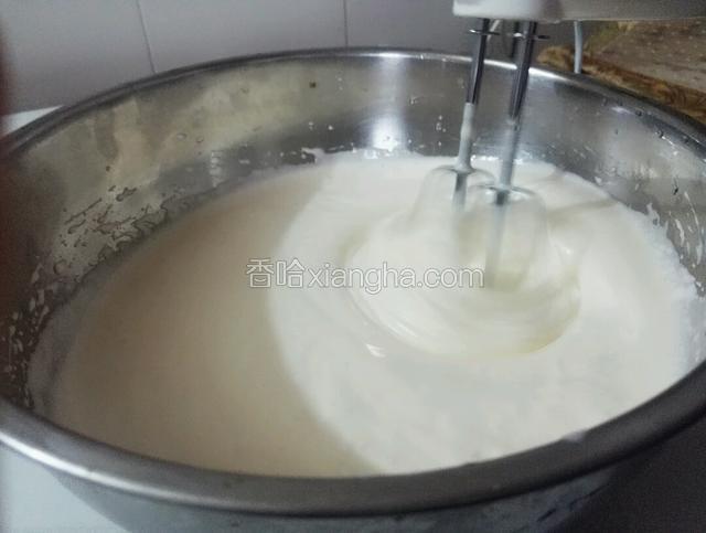 打至明显有纹路加入剩下的白糖继续打发