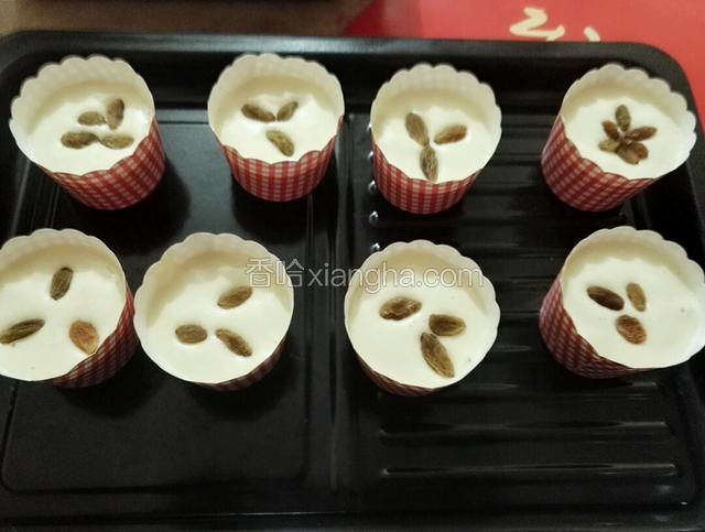 在上面点缀葡萄干
